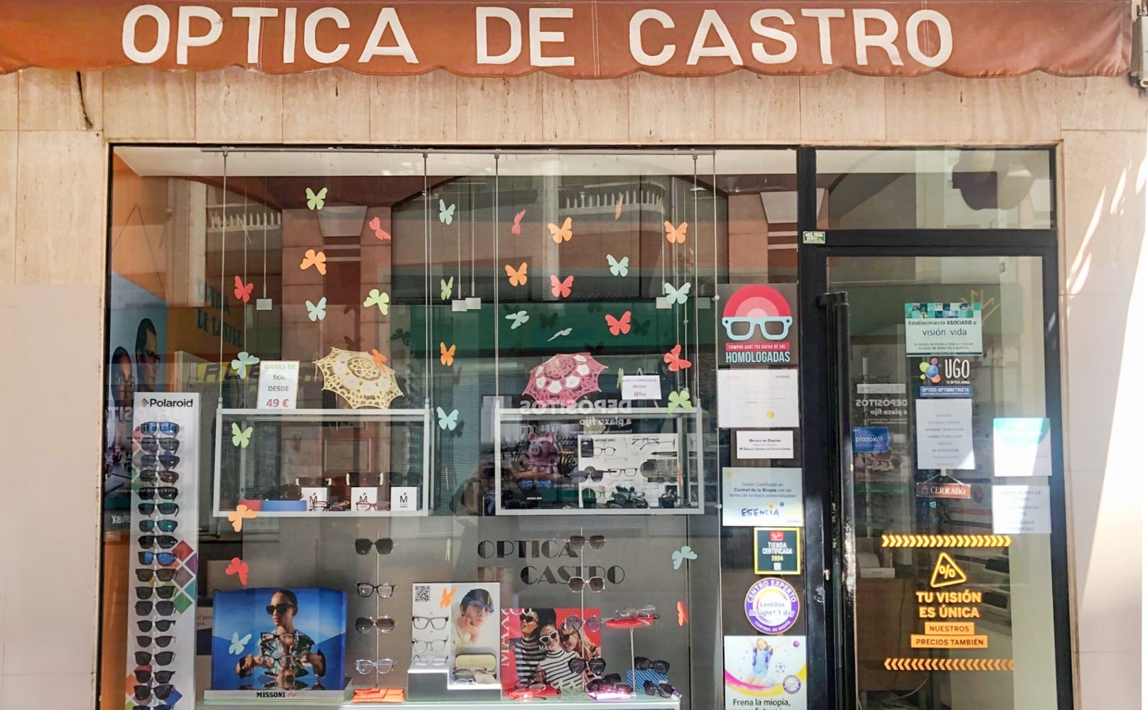 Fachada Centro Auditivo Óptica de Castro