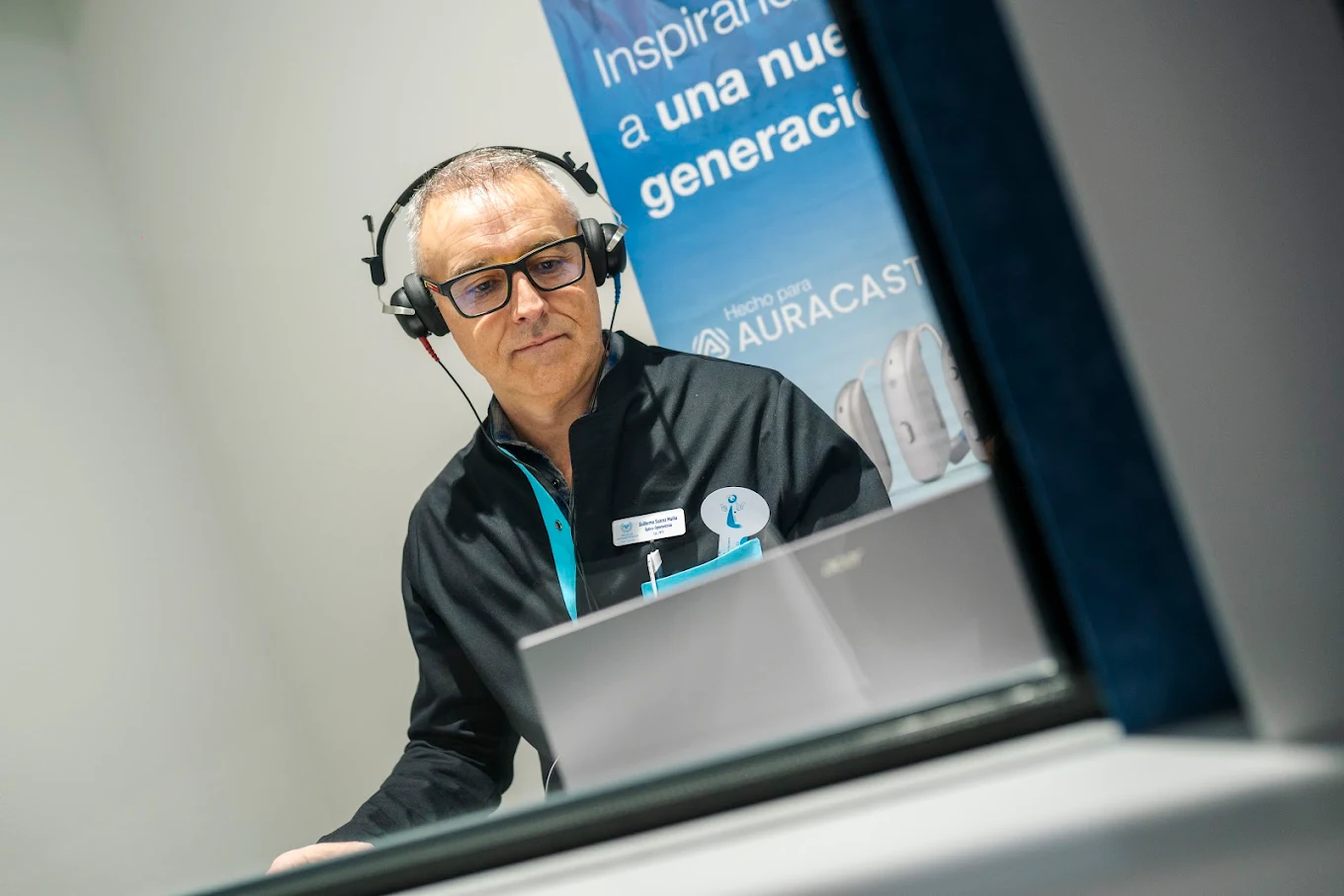 Audioprotesista atendiendo a paciente